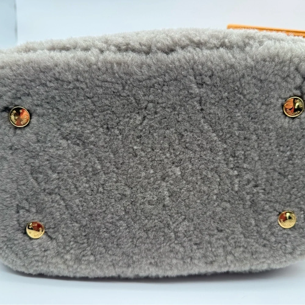 Louis Vuitton Pulsion Lockit Gray Shearling Handbag (2011) - Picture 7 of 16